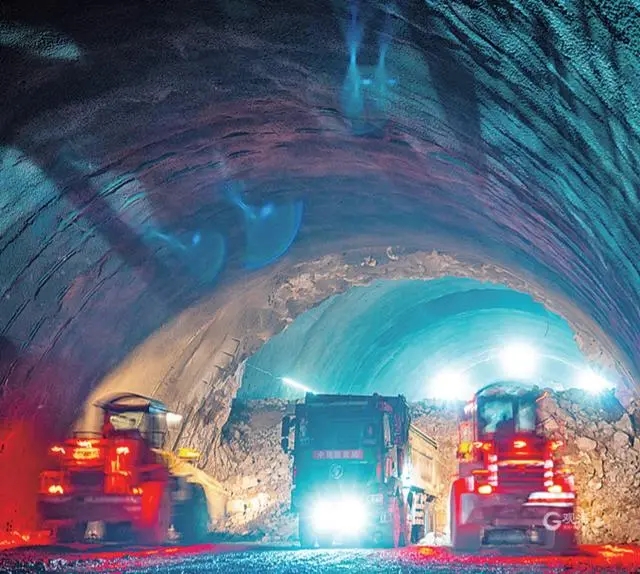 2023年12月26日，胶州湾第二隧道项目黄岛海域段南线与陆域段隧道顺利贯通。