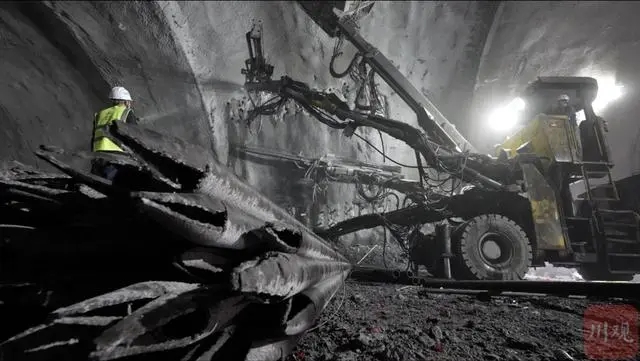 德胜隧道施工所用加粗加长的特制锚管。