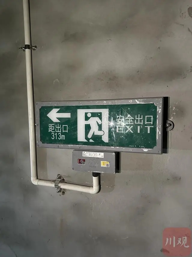 德胜隧道防灾救援通道上的提示。