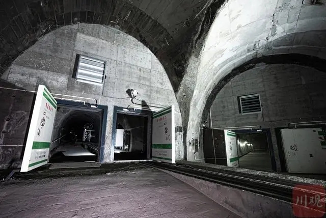 德胜隧道防灾救援站的行人疏散通道。