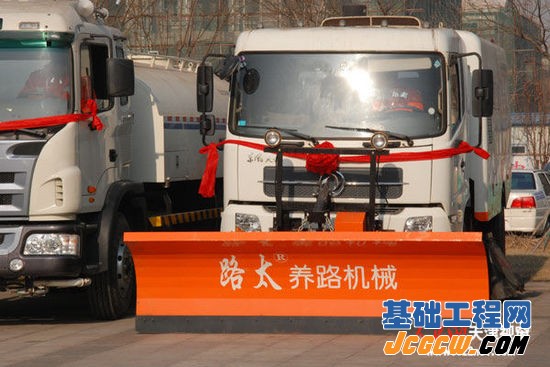 截止目前,天津港集团已拥有现代化各类大型清扫车辆67部