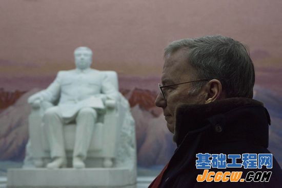 9日,谷歌执行董事长施密特和前新墨西哥州州长理查森参观朝鲜人民大学,图为施密特从金日成像前走过。