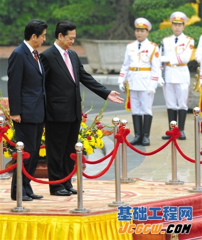 16日,越南总理阮晋勇(右)欢迎来访的日本首相安倍晋三。