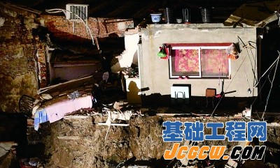 东城区东四十一条胡同东口，一户正在开挖地下室的基坑墙发生坍塌，导致附近的三间平房跟着&ldquo;吃了瓜落&rdquo;。