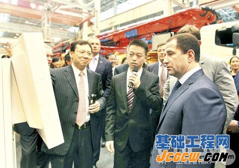 唐修国(左一)陪同巴比奇(右一)参观三一<a href=http://news.d1cm.com/list/product_hntjx.shtml target=_blank>混凝土机械</a>生产车间