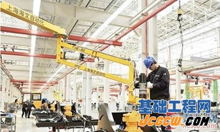 上海临港产业园,装配工人正在紧张忙碌着