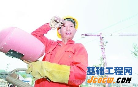 建筑工年薪超10万 人工费上涨是趋势