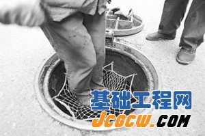 目前杭州6万多个市政排水窨井大部分都加装了防护网