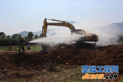 夏季高温炎热 挖掘机也&ldquo;冒火&rdquo;