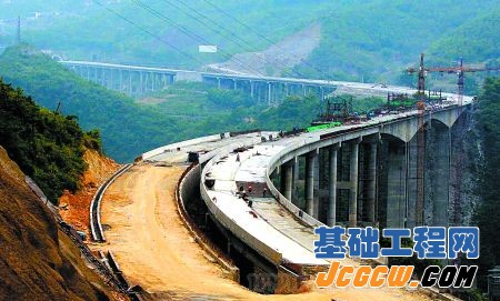 建设中的万盛特大桥
