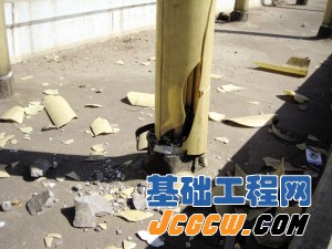 　&ldquo;裸身&rdquo;悬拉索底部桩基崩裂。