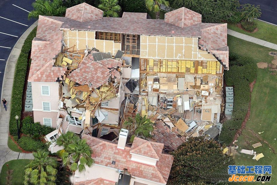 美国佛州度假村现天坑 塌陷的别墅