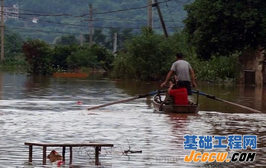 去往乐昌的公路被洪水淹没