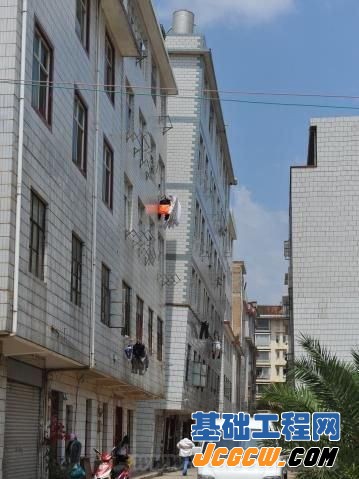 倾斜度最严重的达到30°,顶楼到底楼的上下相差达到1米多