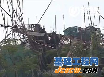 塔吊轰然倒地 顺带砸坏一栋楼体