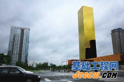 一幢外形酷似&ldquo;金砖&rdquo;的建筑格外引人注目