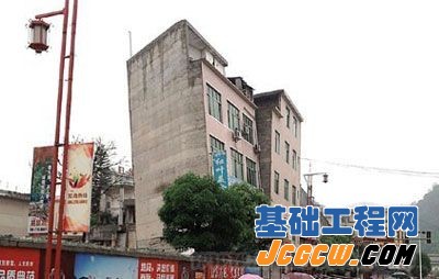开发商不规范施工动地基 &ldquo;楼歪歪&rdquo;倒塌
