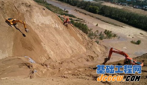 几台挖沟机正在填土,但由于还有流水,天的土很快又被冲走