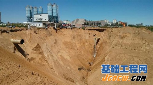坍塌路面形成个长100米深40米的大坑, 两根下水管道还在向外排水