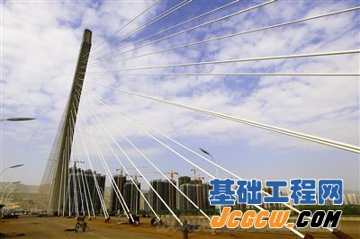 8月19日，总投资4.7亿元的海湖新区通海路跨湟水河桥建设工程正加紧施工
