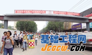 昨日，在城区朝阳大街中段人行天桥建设项目施工现场，记者看到天桥的主梁已搭建完成。