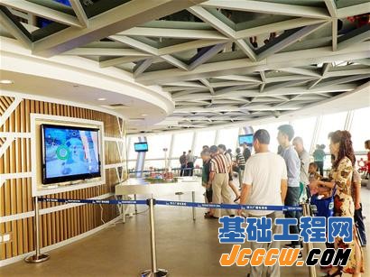 &ldquo;西部第一高塔&rdquo;透明俯瞰台 脚下218米高空