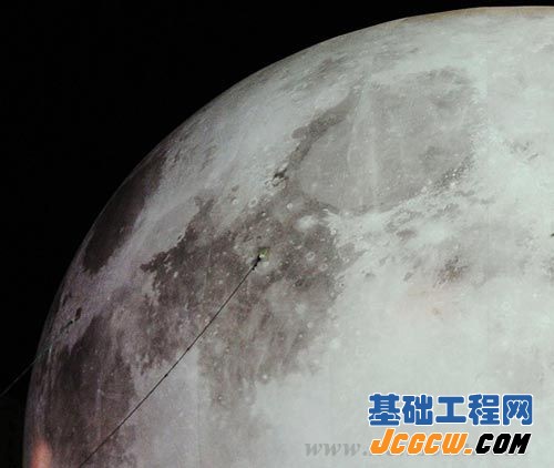 五层楼高人造&ldquo;巨型月亮&rdquo;亮相兰州 直径达15米