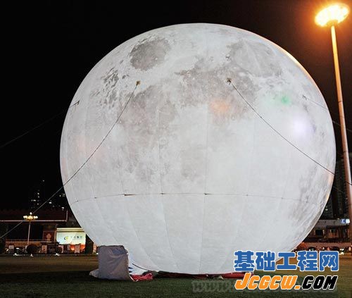 五层楼高人造&ldquo;巨型月亮&rdquo;亮相兰州 直径达15米