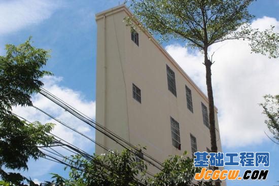 三亚惊现“楼薄薄” 最窄处不足一米