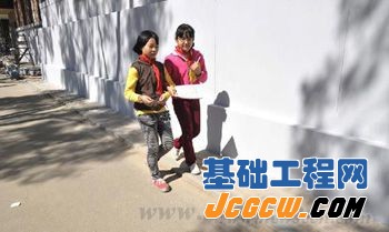 “史上最窄人行道”频曝光 被指是伪民生工程