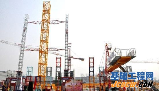 中联重科第3代升降机和擎天塔机全球首发