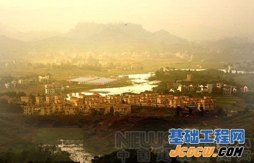 四川打工仔夫妇捐3000万修69套别墅赠乡亲