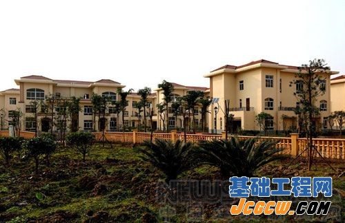 四川打工仔夫妇捐3000万修69套别墅赠乡亲