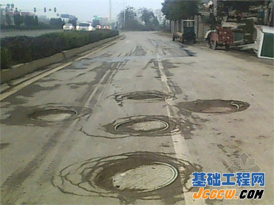 路面破损不堪