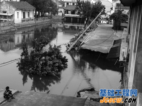 事故现场,电线杆与树陷入了河中