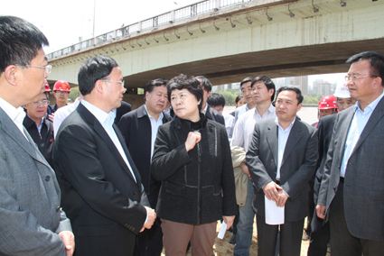 图1为蔡其华（前左三）在工地作重要指示。