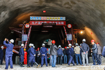 图4 与会人员隧道内进行观摩学习