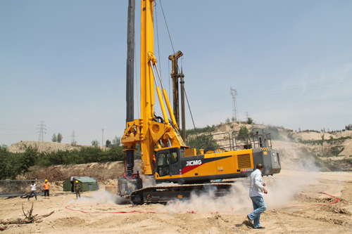 图2为24#墩正式开钻燃放鞭炮。