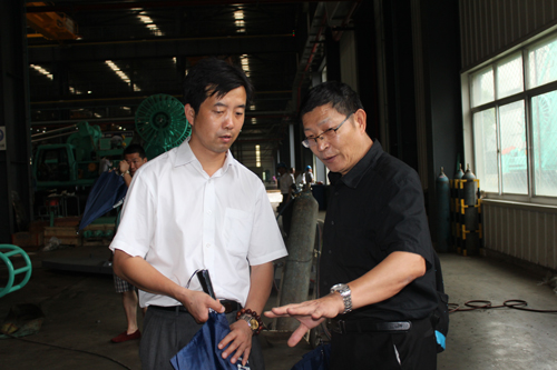 郝会长在金泰生产车间