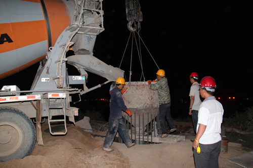 图1为第一罐商品砼顺利导入桩基。