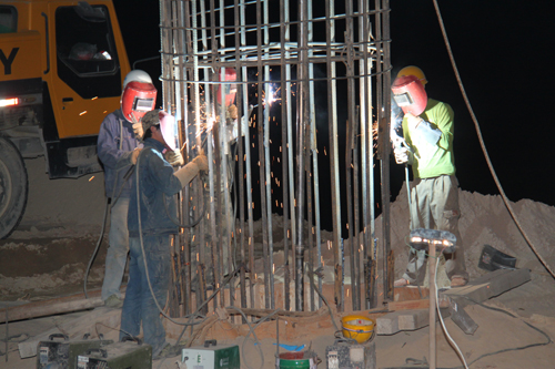 图2为4名焊工连夜焊接钢筋笼。