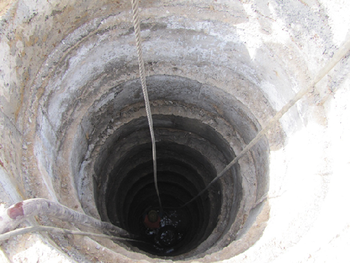 图为已经开挖的防护桩