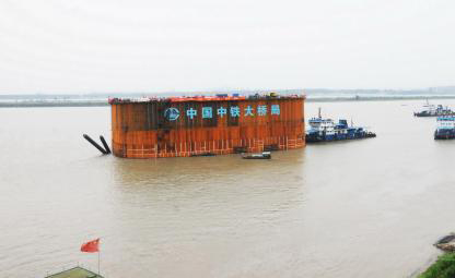 气囊法施工下水的世界最重钢沉井在武汉成功下河