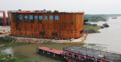 气囊法施工下水的世界最重钢沉井在武汉成功下河