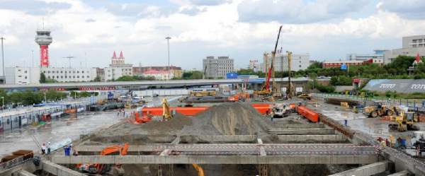 图为地铁1号线国际机场站施工工地