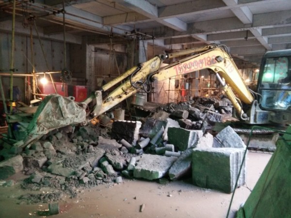 小挖机转运渣土