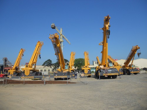 徐工越野轮胎起重机批量出口菲律宾