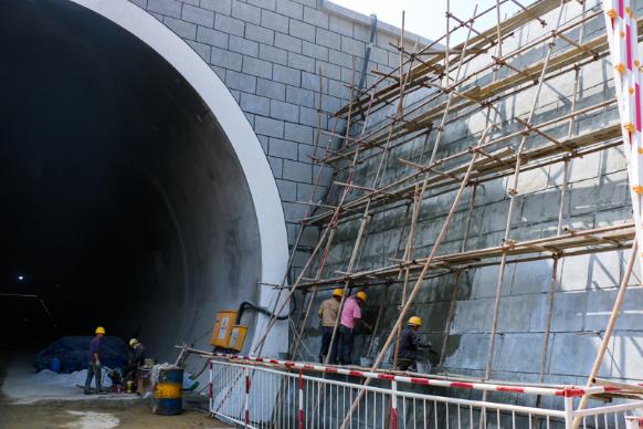 成贵铁路13标首个隧道洞门竣工