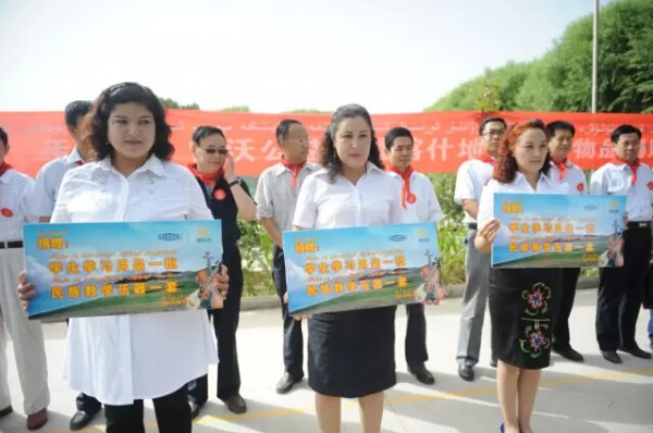 雷沃公益援疆万里行,帮扶千名新疆喀什儿童