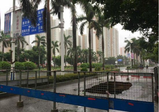 广西北海路塌陷 大车小车落深坑